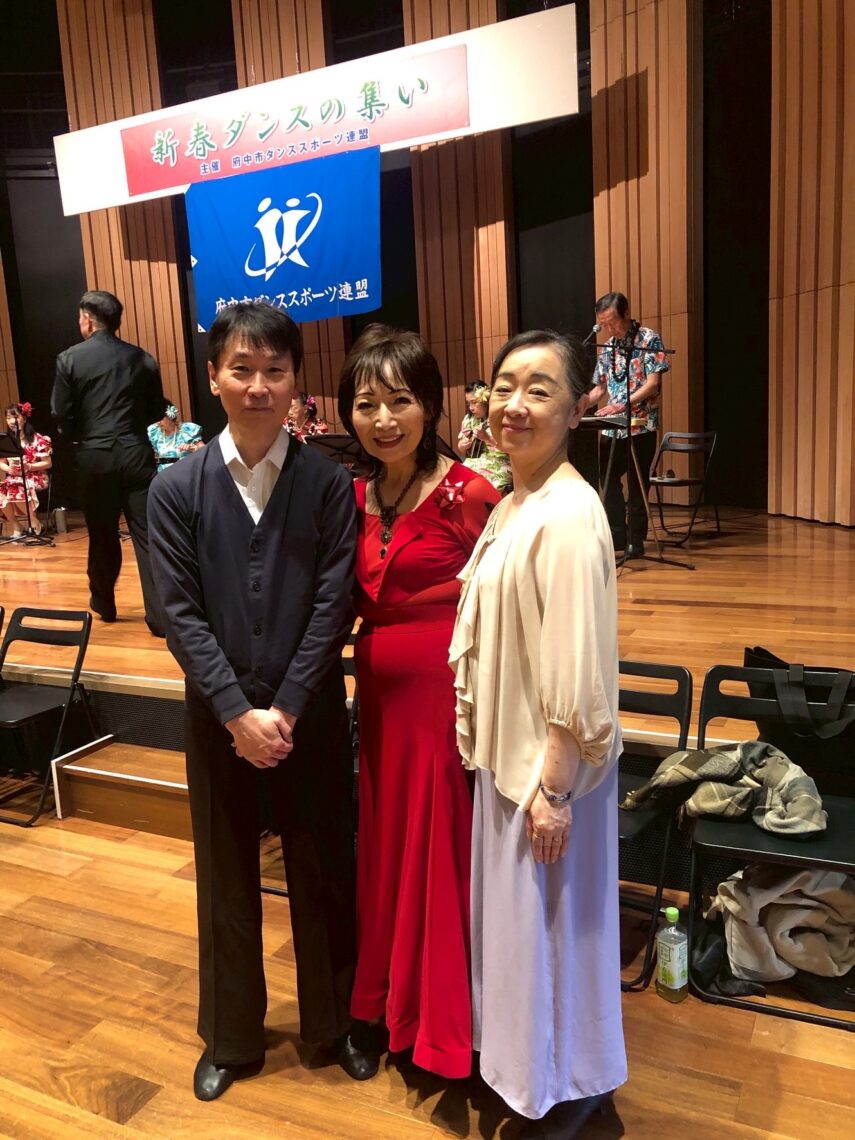 府中市ダンススポーツ連盟 新春ダンスの集いの会場風景。関係者が登壇し、落ち着いた雰囲気で式が進行